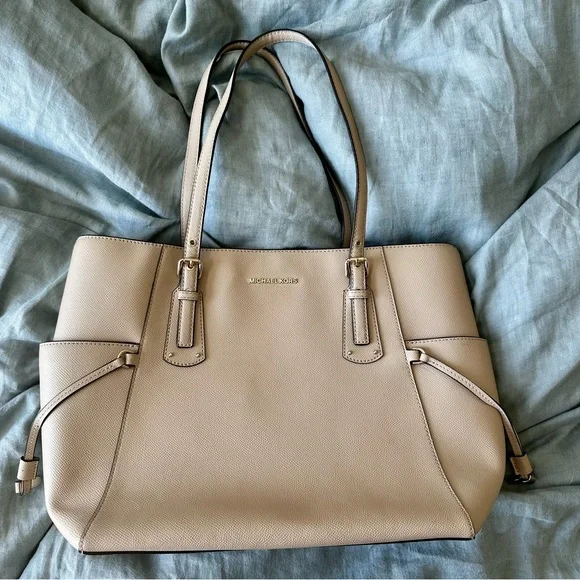 Michael Kors Large Beige Voyager Tote Bag with Built-In Laptop Sleeve - Picture 1 of 5
